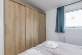 Schlafzimmer mit Doppelbett mit Wandschrank