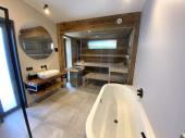 Badezimmer mit Badewanne und Sauna