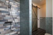 moderne badkamer met douche