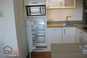 Großer Kühlschrank mit Gefrierfach und Kombi-Mikrowelle