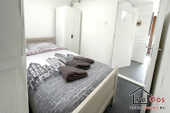 Schlafzimmer mit Einzelbett und Kleiderschrank