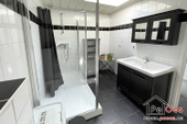 Moderne badkamer met douche en toilet