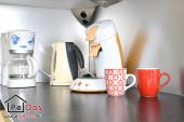Küche mit Senseo und traditioneller Kaffeemaschine