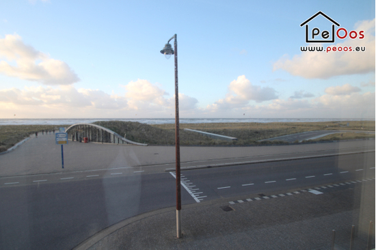 Zicht op duinen en Noordzee