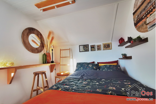 Schlafzimmer mit Doppelbett