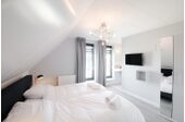  Bright double bedroom with ensuite bathroom and private TV
