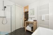 Badkamer met bad en sauna