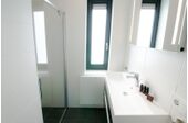 Witte badkamer met openslaand raam