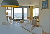 Modern witte open woonruimte in luxe vakantiewoning Zeeland