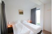 Sfeervolle 2-persoons slaapkamer met opgemaakte bedden