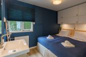 Schlafzimmer mit Doppelbett mit Waschbecken