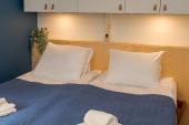 Schlafzimmer mit Doppelbett 