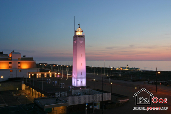 Verlichte vuurtoren in de avond